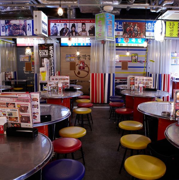 【各種ご宴会ご予約承り中★１０名様以上の宴会もOK!】韓国屋台のテントのような半個室のお席。１０名様以上の宴会にも多くご利用いただいている人気のお席です。同窓会や会社宴会、昼宴会、ママ会、女子会など各種ご宴会に幅広くご利用いただいています★K-POP流れる賑やかな雰囲気の中で楽しいお食事を★忘新年会に是非♪
