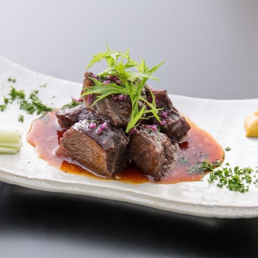 Special meat dishes such as beef cheeks boiled in red wine and diced steak