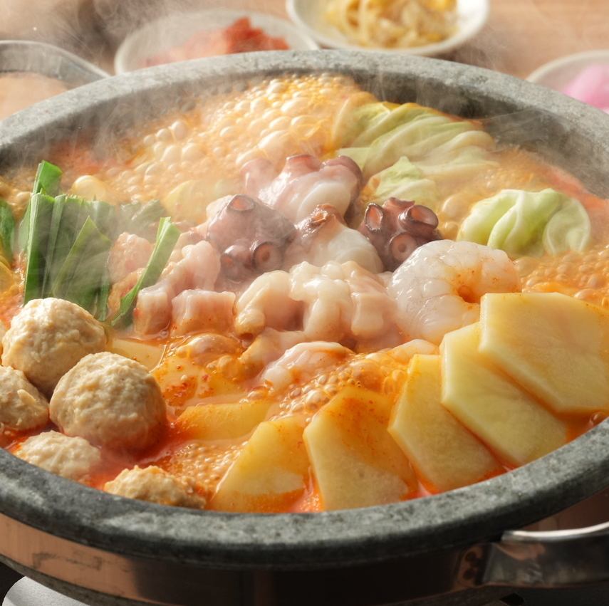 国産牛ホルモンと自社養鶏の九州産華味鳥を旨辛スープで！