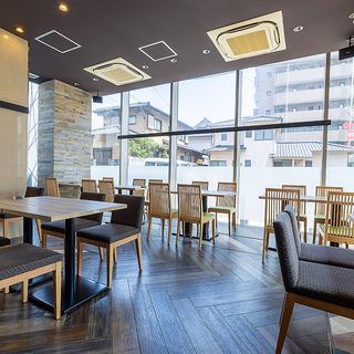 【テーブル席でゆっくりと】テーブル席をご用意しております。会社宴会やご友人とのお食事に是非！！