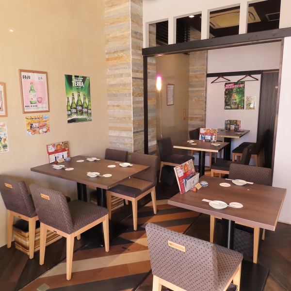 【テーブル席でゆっくりと】テーブル席をご用意しております。会社宴会やご友人とのお食事に是非！！