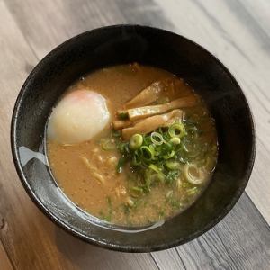 浓酱油猪骨拉面