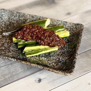 肉和味噌配黄瓜