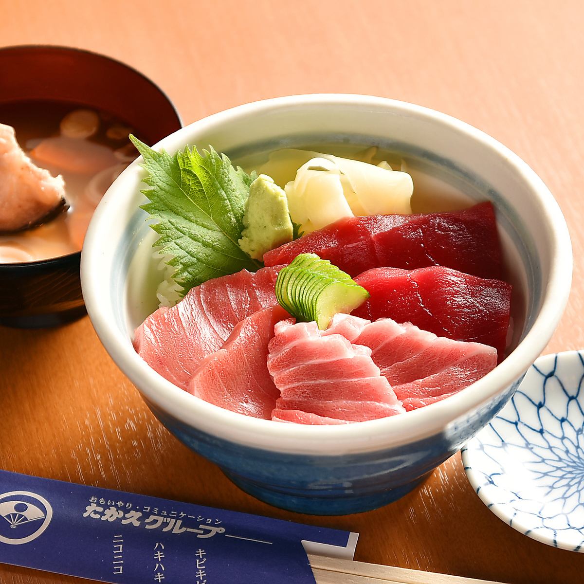 Various lunches, starting with seafood rice bowls, are available for 1,000 yen to 3,000 yen.