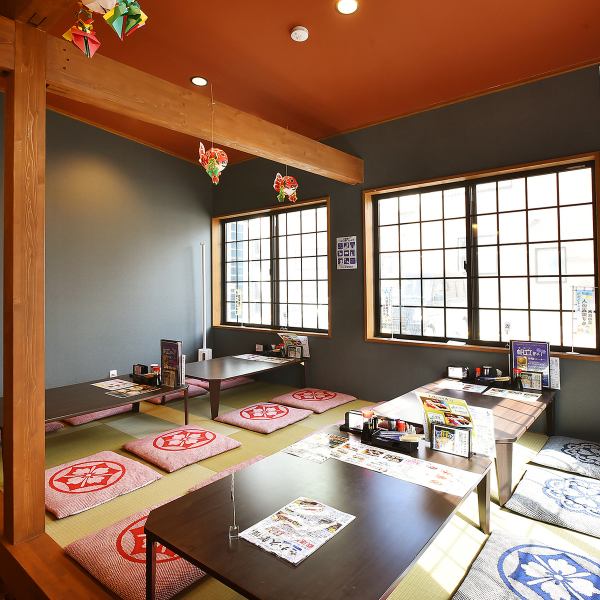 [A tatami room that can accommodate up to 16 people♪] There are a total of 4 tatami mat seats that can be used by a group of up to 4 people, so families with children can relax and enjoy their meals♪ In addition, we offer courses from 4,400 yen for dishes only, and 6,600 yen for courses with all-you-can-drink for 120 minutes.