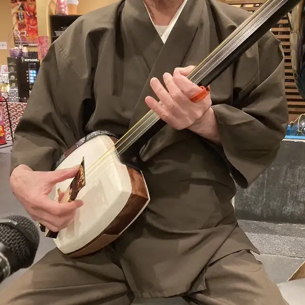 【当店では、津軽三味線演奏やお客様参加型のねぶたハネトショーを毎日開催！】1回目は18時45分頃、津軽三味線演奏、舞次郎の大黒様化人ショー、参加型ねぶたハネトショーがあり、全身で青森を堪能して頂けます。2回目は19時45分頃、ゆったりと津軽三味線の演奏を聴きながらお食事をお楽しみください。