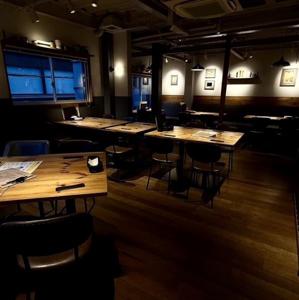 2階は食事もお喋りもゆっくり楽しんでいただける造りになっています。壁際のテーブルは、まったりとくつろげるソファー席。フロア中央のテーブルは、数に応じてレイアウトを調整でき、少人数にも大人数にも柔軟に対応します。スタイリッシュながら木のぬくもりも感じさせる雰囲気で会社の忘年会にも喜ばれています◎