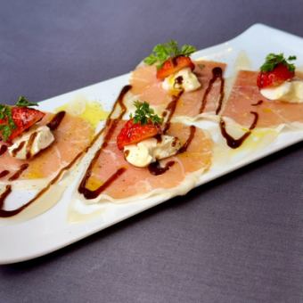 いちごとマスカルポーネと生ハム
