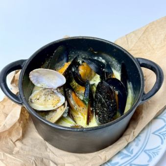 ムール貝とあさり 春キャベツのゴルゴンゾーラクリーム蒸し