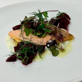 サクラマスのミキュイ ギリシャ風ヨーグルトソース～ザジキ～を添えて