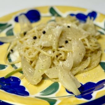新玉ねぎと生黒胡椒のカーチョエペペ