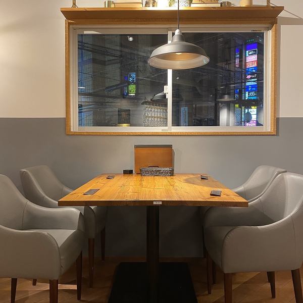 The second floor is designed so that you can relax and enjoy your meal and chat.The table by the wall is a sofa seat where you can relax and relax.The layout of the tables in the center of the floor can be adjusted according to the number of tables, flexibly accommodating both small and large groups.The atmosphere is stylish yet gives you the warmth of wood, making it a popular venue for girls' parties and year-end parties.