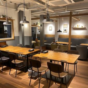 The 2nd floor is for 20 people or more and can be reserved for private use! It boasts a stylish atmosphere that can be used by men and women of all ages with the warmth of wood.