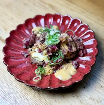 備前黒牛の肉シイタケ クリームチーズと卵黄ソース