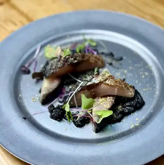 炙り〆さば 黒胡麻と山椒ソースでカルパッチョ
