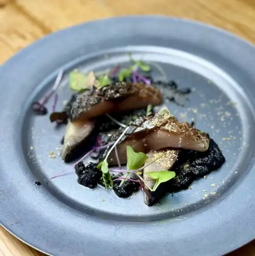 炙り〆さば 黒胡麻と山椒ソースでカルパッチョ
