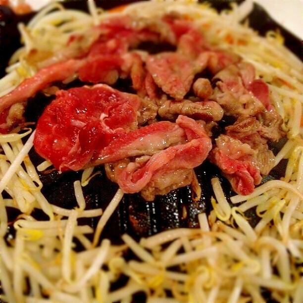 夕陽を眺めながら食べるジンギスカンは絶品！ビールとの相性も◎