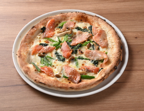 Salmon and spinach cream pizza