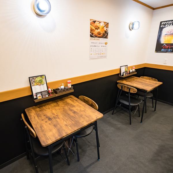 どこか懐かしい温もりを感じるアットホームな空間です。扉を開ければ、鉄板の熱気と香ばしい香りがお客様を迎えます。中人数の飲み会や女子会には、ゆったりとしたテーブル席がおすすめです。大人数でのご宴会には、事前連絡で貸切可能な2階座敷席をご用意します！