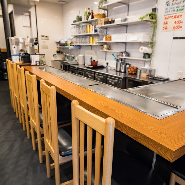 近鉄南大阪線河内松原駅北西出口より徒歩約8分と好アクセスに位置する当店。活気あるカウンター席では、目の前で調理される鉄板料理の臨場感を楽しむことができます！お仕事帰りのちょい飲みやデートやご友人とのサシ飲みにおすすめです◎