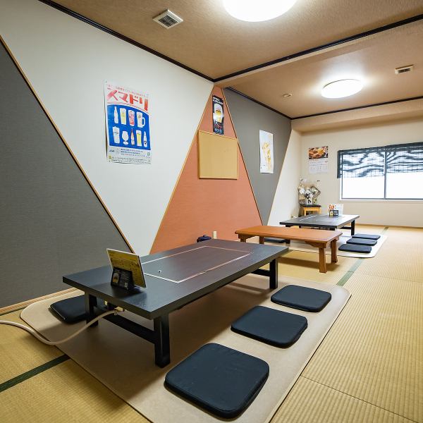 ご家族やご友人とのお食事に最適なゆったり寛げるテーブル席は2名様から6名様席が4卓ございます。また、2階には座敷席があり、6名様から最大12名様まで貸切可能で、忘年会や歓迎会などの優雅な宴会に最適です。家族連れ、女子会、デートなど、様々なシーンで心地よくお過ごしいただけます。