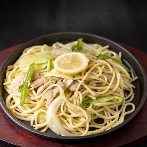 【さっぱり爽快！】レモンの風味と麺の食感が絶妙な『塩焼きそば』