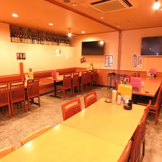 店内は広々とした空間となります