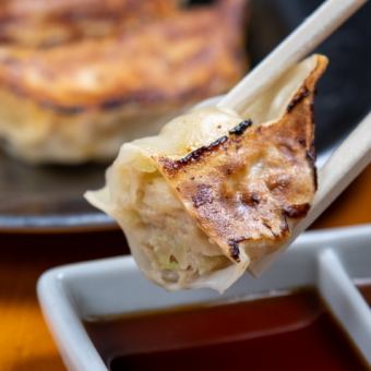 120 minutes of all-you-can-drink included ◆ 9 dishes including fried chicken with sweet and sour sauce, cheese gyoza, shrimp with mayonnaise, mixed soba noodles, etc. 5000 yen → 4000 yen ◇ Draft beer available