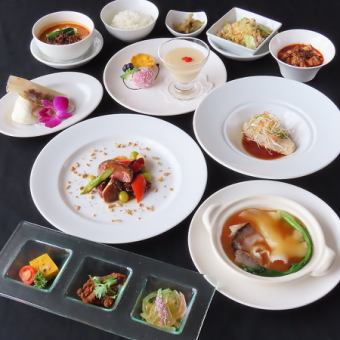 Signature dishes include Wagyu beef stir-fried with green peppers and shark fin! Hakata store's signature course: 10,000 yen (tax included)