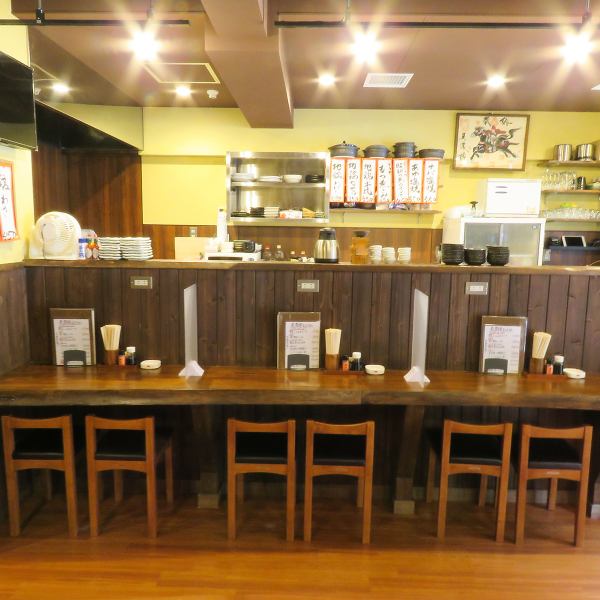 【おひとり様でもゆっくりお召し上がり頂けるカウンター席】おひとり様でも2名様でもゆったりお食事をして頂けるカウンター席です。しっぽり飲むもよし、マスターと話をしながらお食事をするもよしの特等席です♪喫煙可能です。