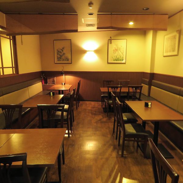 大少人数でもご利用いただけるテーブル席をご用意しております。各種ご宴席やご友人との飲み会、女子会合、ご家族でのお食事にもご利用いただけます。