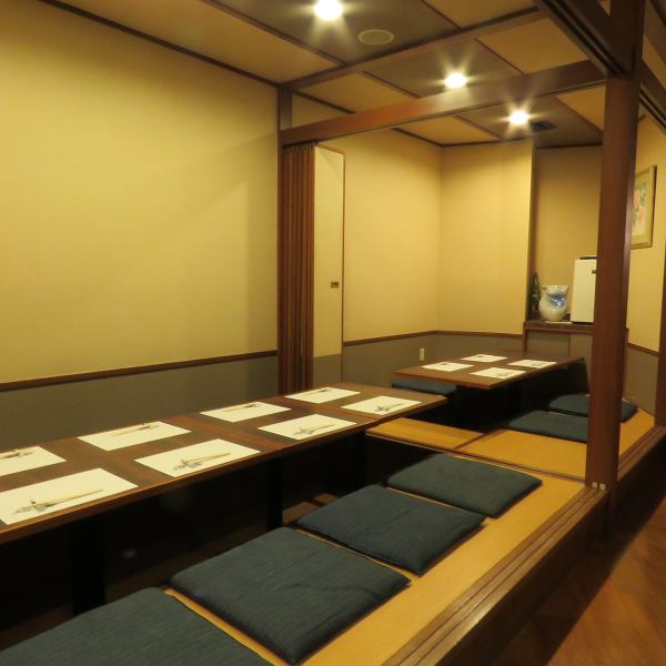 お座敷は最大１４名様までご利用出来ます。折戸で仕切られる個室となっておりますので、プライベートな空間でご宴会をお楽しみいただけます♪
