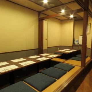 最大14名様までご利用可能な、襖で仕切るタイプの個室のご用意がございます。