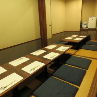 座敷の中央を襖で仕切ることで、8名様以下でご利用可能な半個室となります。
