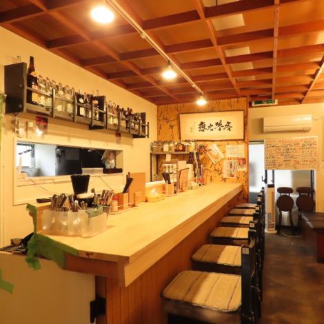 当店は、ゆったりとしたカウンター席を6席完備しております。お客様がくつろいでお食事を楽しんでいただけるよう、心地よいスペースをご用意しております。地元の方はもちろん、最近引っ越してきた方でも気軽に来店いただけるお店になっております！お一人様やご友人、ご夫婦お二人でのご利用も大歓迎♪