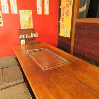 【テーブル席】広々とした木製のテーブル席は、会社宴会や大人数での集まりに最適です。足を伸ばせる掘りごたつ式のお席も多く、長時間ゆったりと楽しめます。モバイルオーダーで簡単に注文が可能！熱々の鉄板を囲み、わいわい賑やかなひと時をお過ごし下さい！深夜27時まで営業中なので、お仕事帰りや2次会利用にも◎