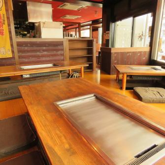 【掘りごたつ席】木の温もりが感じられる落ち着いた空間で、お食事をお楽しみください。全席の鉄板は、お好み焼きをアツアツのままキープできます。最後まで美味しく召し上がっていただけます。座面が広い掘りごたつ式のお席は、お子様連れやご年配の方にも好評です！お子様用の食器もご用意しております。