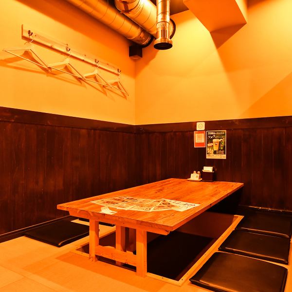 【掘りごたつ席】6名席×1卓、4名席×1卓ご用意いたしております！最大10名でご利用いただける掘りごたつの席をご用意しております。足を伸ばしてくつろげる快適な空間で、親しい方々との楽しいひとときをお過ごしください♪