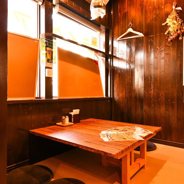 【お座敷】6名卓×1席、4名席×3卓ご用意いたしております。最大8名様までご利用いただける仕切りのある座敷をご用意しております。落ち着いた雰囲気の中で、周囲の視線を気にせず、プライベートなひとときをお楽しみいただけます。ご家族やご友人との集まりでのご利用にも最適です◎ぜひご予約の上、ご利用ください♪