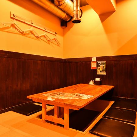 最大4名席×1卓仕切りがあるので周りを気にせず利用可能！足を延ばして伸び伸び利用できます◎