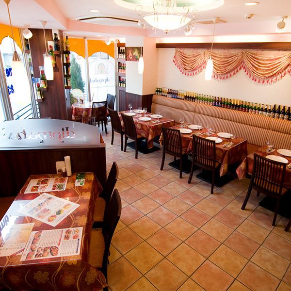 店名にある"ディップ（Dip）"はヒンディー語でろうそくの灯火を意味し、優しい明かりに包まれた多くの人が集う場所でありたい、との思いが込められています。インドの絵画や装飾品で彩られた非日常空間で、上質な雰囲気をお楽しみください。