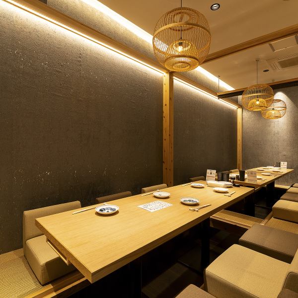 周りを気にせずゆっくりとお過ごしいただける落ち着いた個室をご用意しております。木の温もりを感じる和の空間は、デートや接待、記念日のお食事、少人数でのご宴会にも最適。大切な方との時間を、心地よいプライベート空間でお楽しみください。