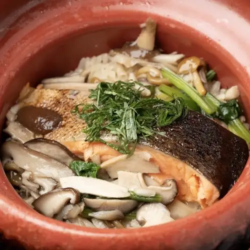 银鲑鱼蘑菇饭（陶罐烹制）[1人份]