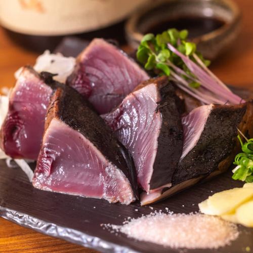 Straw-grilled bonito that is particular about the ingredients! The specialty is "straw-grilled bonito"