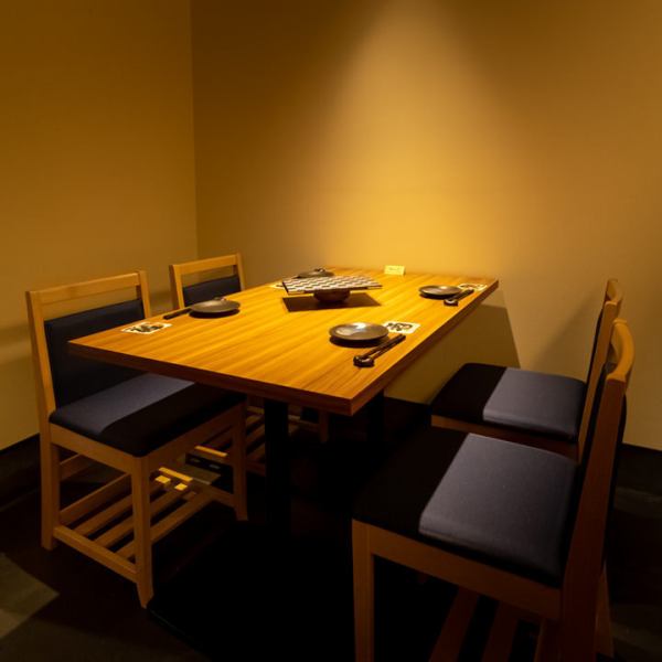 【1階/テーブル席】4名様掛けのテーブル席をご用意しております。京都駅から徒歩5分の立地ですのでお立ちより易くなっております。