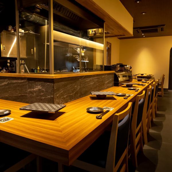 [1st floor/Counter seat] This is a counter seat that is easy to use for dates and meals with friends.You can see the cooking situation right in front of you, and when you cook the famous straw-yaki, the flames soaring are the sights to see!