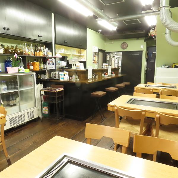広々とした店内で、心地よくお料理、お酒を楽しむことができます！おひとり様でも、ご友人様とのご利用も大歓迎！最大16名様の宴会利用も承っておりますので、お気軽にお問い合わせください♪