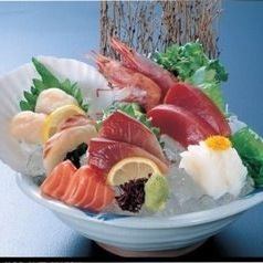 【定番まずはこれから】『”旬の刺身”　豪快7種盛り』鮮魚が物を言う直球料理！『刺身！』