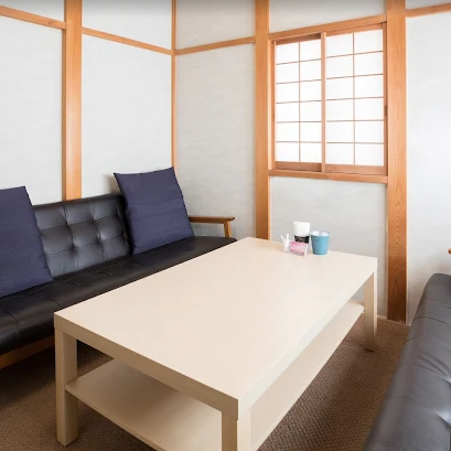 ふかふかのソファでリラックスできる個室は、まるで自宅のリビングのような居心地の良さ。ゆったりとした空間で、おしゃべりも食事も心ゆくまで楽しめます。ファミリーや女子会、ゆったり過ごしたいグループにぴったりの特別なお部屋です。