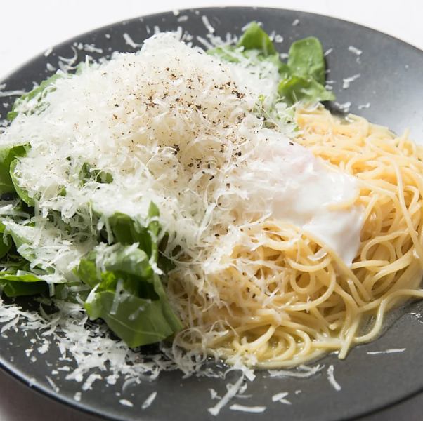 チーズと胡椒を使用したシンプルなパスタをアレンジ！温卵と合わせて抜群の美味しさに◎【カチョエペペ】